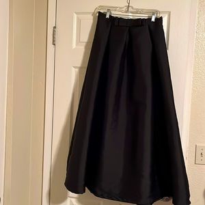 ChicWish Long black pleated skirt with bow in the front. Size Medium
